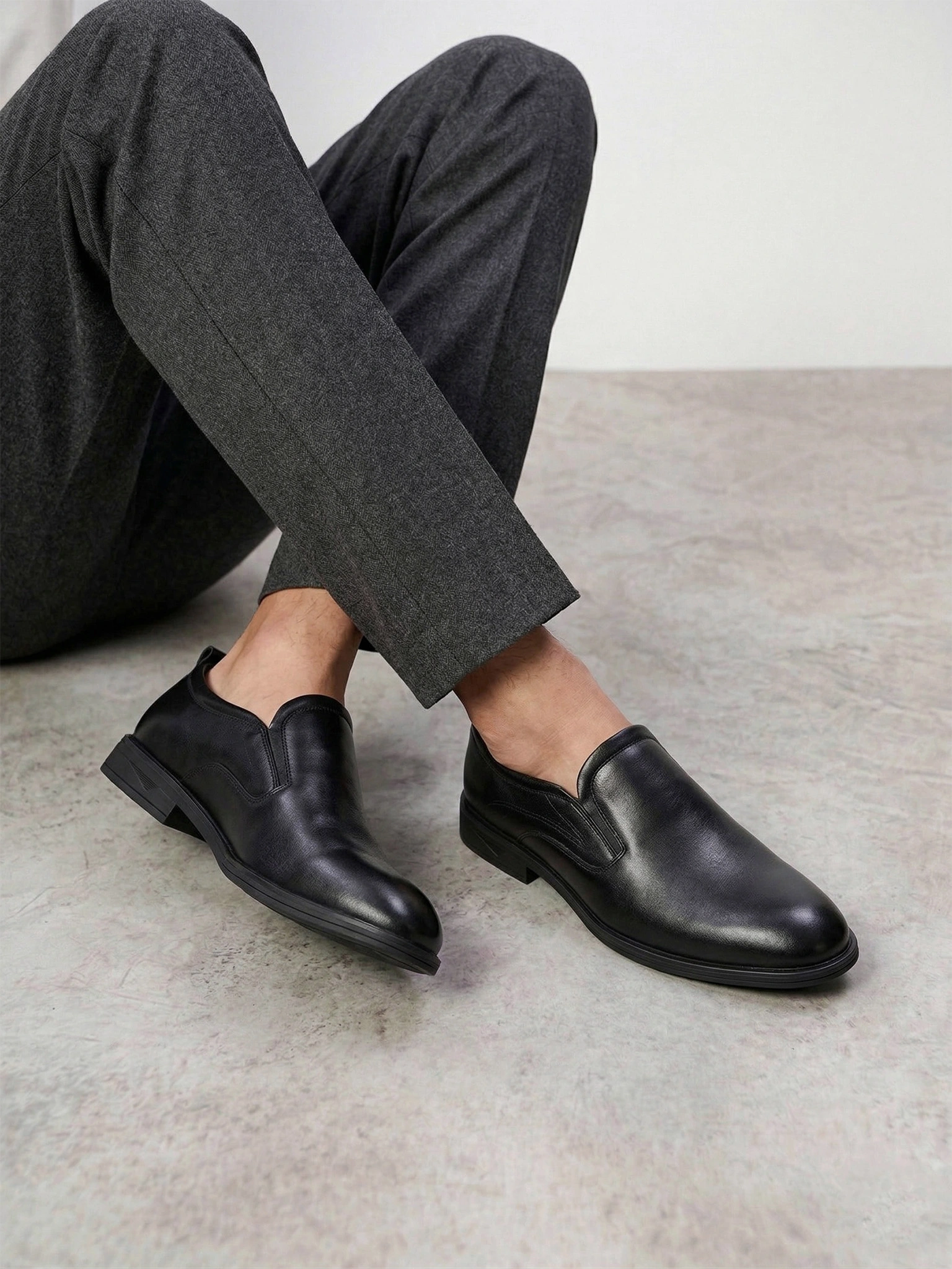 Туфли черного цвета с эластичными вставками на низком каблуке